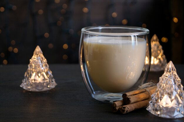 Zabaione del cocktail di Natale su un fondo leggero, in una tazza di vetro.