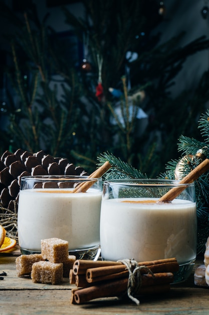 Zabaione (zabaione), tradizionale bevanda invernale natalizia con cannella, chiodi di garofano e noce moscata. Bevande fatte in casa Atmosfera natalizia invernale.