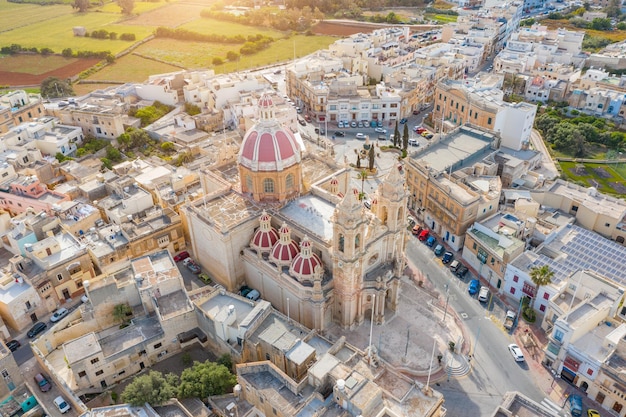 Zabbar Parish Church sull'isola di Malta, veduta aerea sopra, intorno agli edifici tipici delle case.