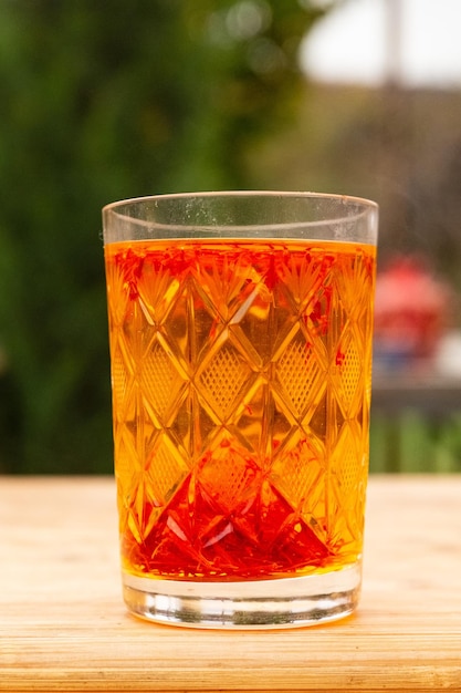 Zafferano diluito in acqua calda in un bicchiere