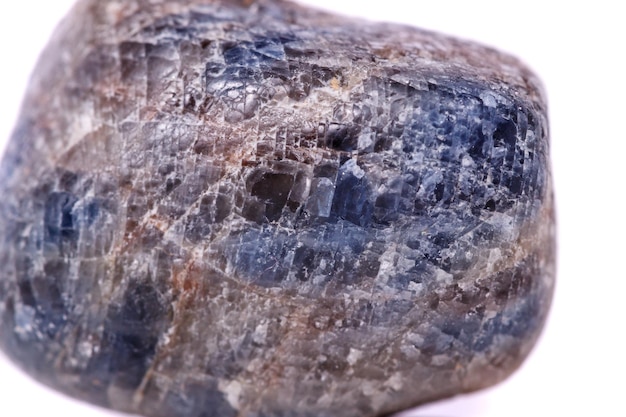 Zaffiro di pietra minerale macro su sfondo bianco