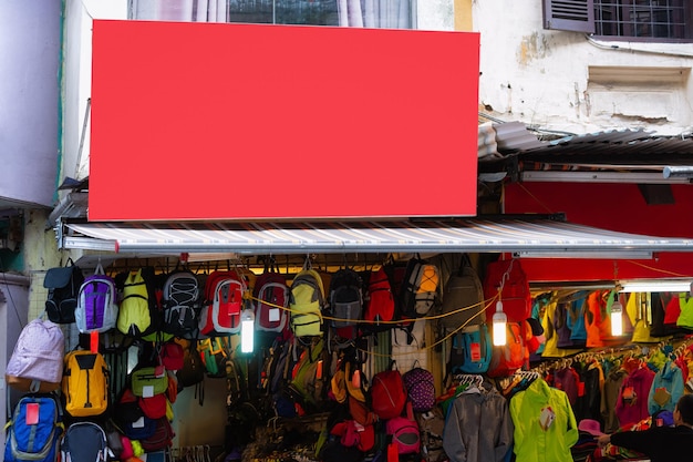 Zaini e vestiti nel mercato di strada nella città vecchia di Hanoi nel sud-est asiatico in Vietnam. Commercianti che vendono merce in esposizione. Commercio locale e negozi tradizionali.