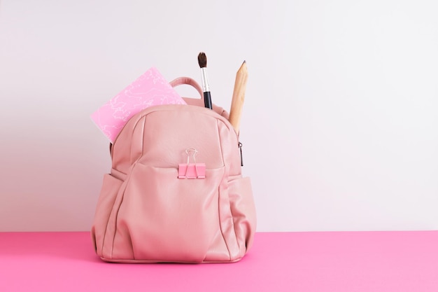 Zaino con materiale scolastico. Torna al concetto di scuola.