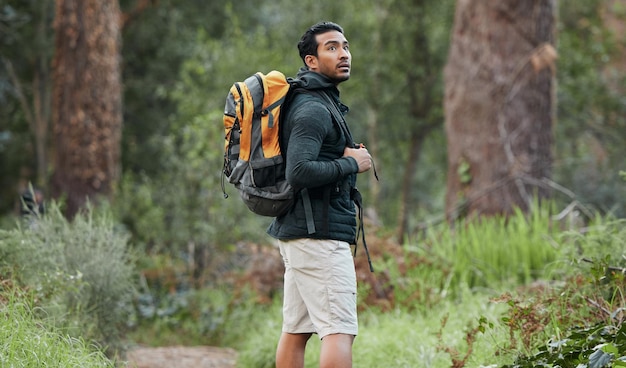 Zaino da viaggio uomo e cammina con vista pensando e campeggiando nella foresta amazzonica per le vacanze Esercizio trekking allenamento ed escursioni nei boschi per vacanze con libertà nella natura in viaggio