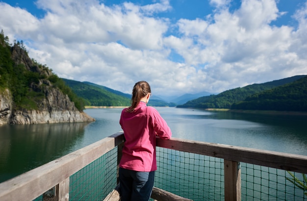 Zaino in spalla al lago Vidraru della diga in Romania