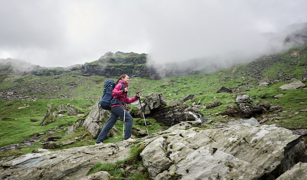 Zaino in spalla donna con bastoncini da trekking