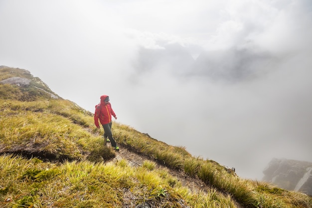 Zaino in spalla in escursione nelle montagne autunnali