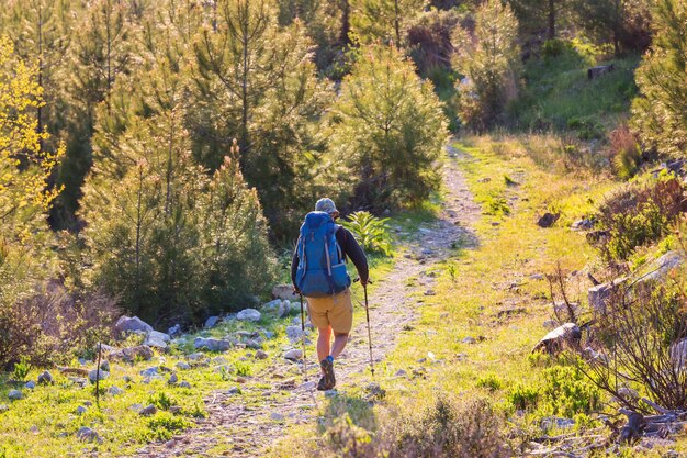 Zaino in spalla in un'escursione in montagna estiva