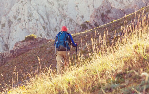 Zaino in spalla nelle montagne estive