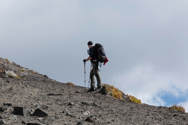 Zaino in spalla sul vulcano e sulla montagna sulla penisola di kamchtka