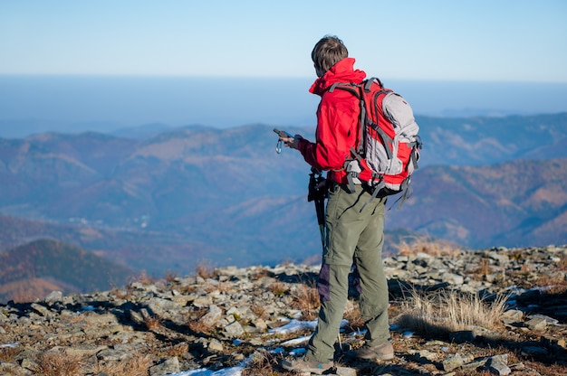 Zaino in spalla uomo sulla cima della montagna