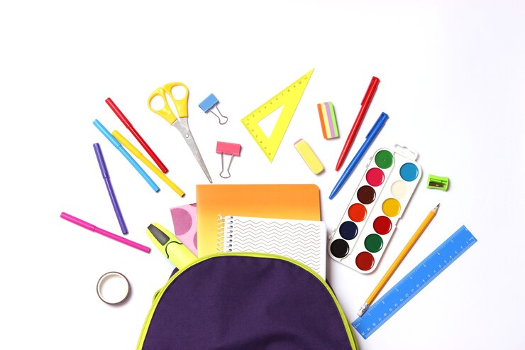 Foto zaino scolastico e cancelleria scolastica. concetto di ritorno a scuola. foto di alta qualità