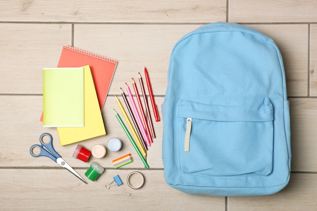 Zaino scolastico e cancelleria scolastica vista dall'alto