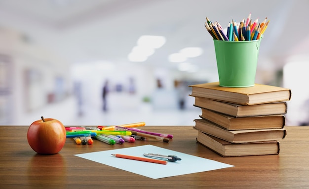 Zaino scuola con cancelleria sullo sfondo