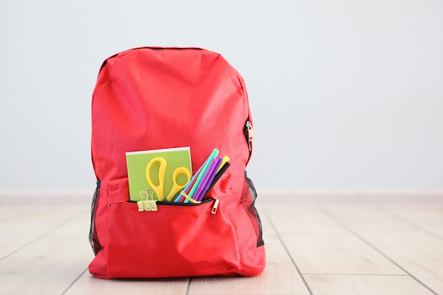 Zaino scuola e cancelleria in una stanza luminosa