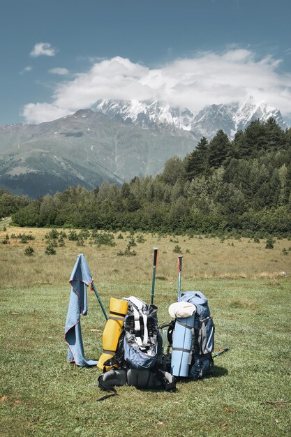 Zaino turistico e materassino su uno sfondo di montagne Georgia Svaneti