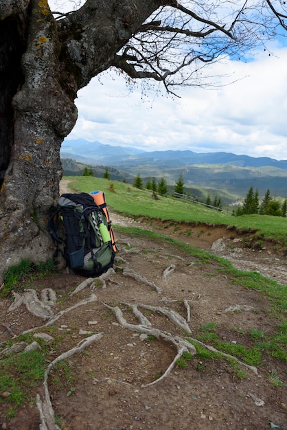 Zaino turistico giace a terra riposo in viaggio