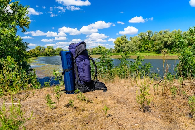 Zaino turistico su una sponda del fiume