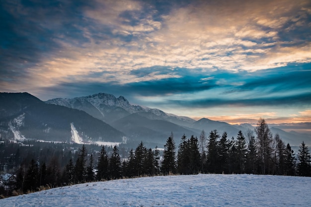 Zakopane durante le gare di sci in inverno al tramonto Polonia