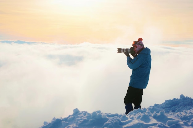 Zakopane, Polonia - 8 gennaio 2015: Uomo che scatta foto in cima a Kasprowy Wierch a Zakopane in inverno. Kasprowy Wierch è una montagna a Zakopane ed è il comprensorio sciistico più popolare in Polonia