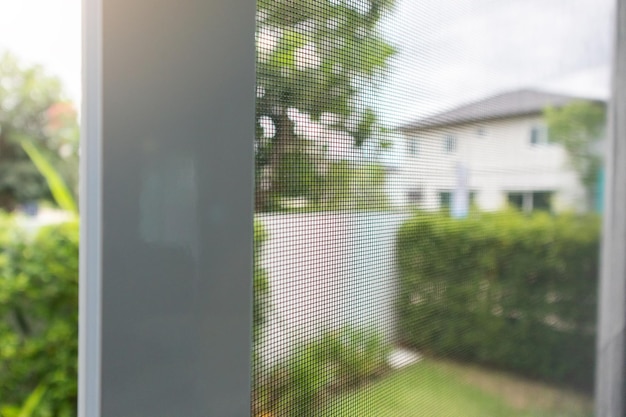 Zanzariera metallica sulla protezione della finestra di casa contro gli insetti