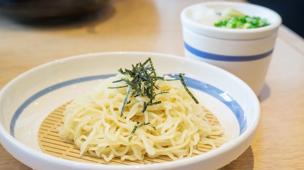Zaru ramen (cibo giapponese) in una ciotola bianca, soft focus.