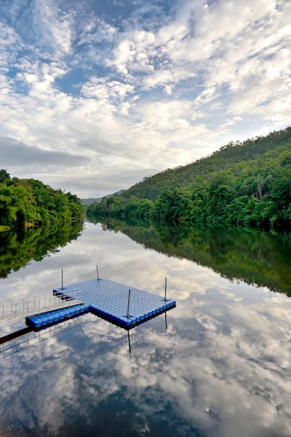 Zattera sul fiume e riflesso