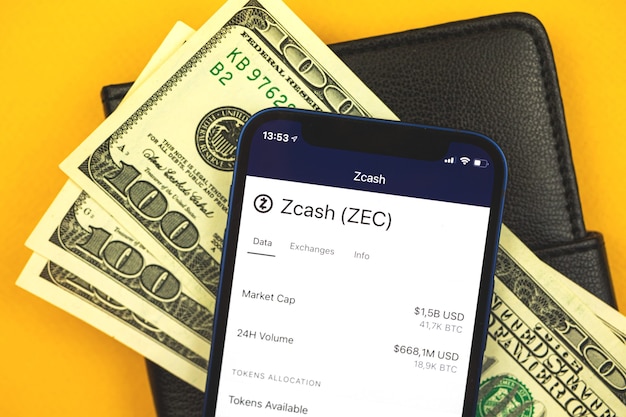 Zcash ZEC criptovaluta logo e simbolo sullo schermo, foto di sfondo del concetto di finanza di scambio e di scambio