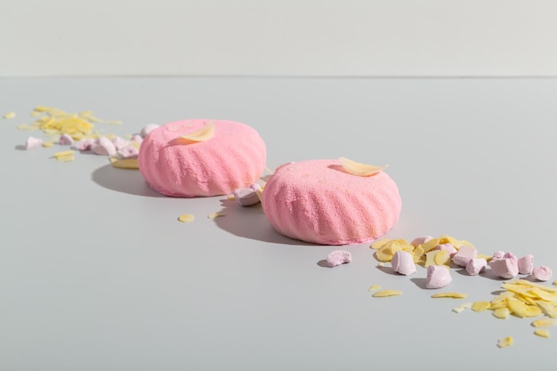 Zefir di marshmallow rosa su sfondo di carta grigia con foto di alta qualità di mandorle