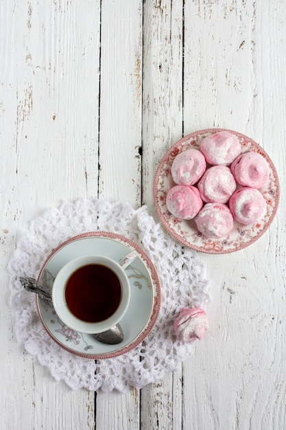 Zefiro di marshmallow fatti in casa con una tazza di tè