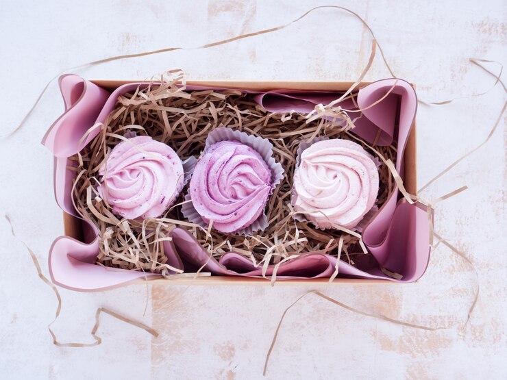 Zefiro fatto in casa a forma di fiori rose. Marshmallow di mele con purea di bacche in confezione regalo