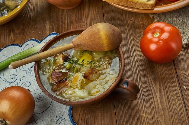 Zelnacka, zuppa di cavolo boemo, cucina ceca, piatti tradizionali assortiti, vista dall'alto.