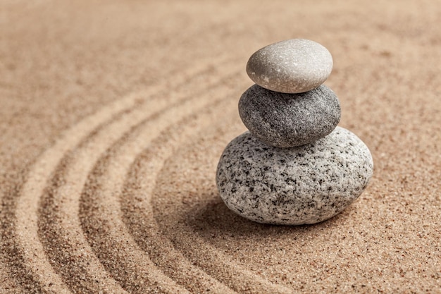 Zen giapponese giardino in pietra relax meditazione semplicità equilibrio concetto ciottoli e sabbia rastrellata