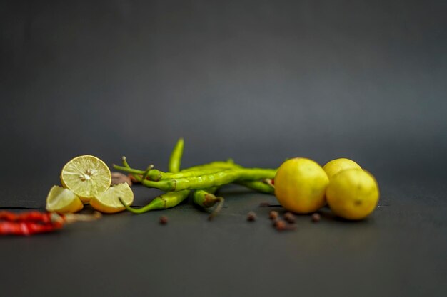 Zenzero aglio limone peperoncino rosso su sfondo nero