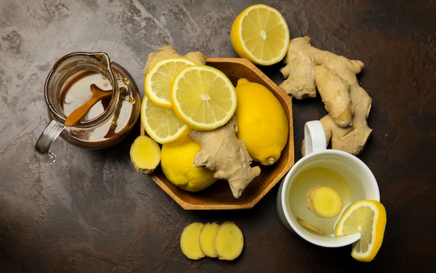 Zenzero con miele e limone per curare il freddo