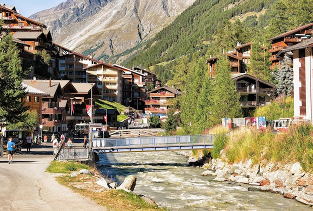 Zermatt, Svizzera - 24 agosto 2016: Turisti al centro della città di Zermatt, Svizzera in estate.