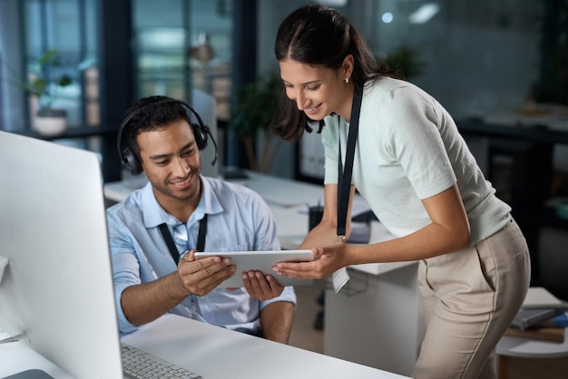 Zero problemi tecnici se c'è questa squadra Ripresa di un giovane uomo e una donna che usano un tablet digitale mentre lavorano in un call center