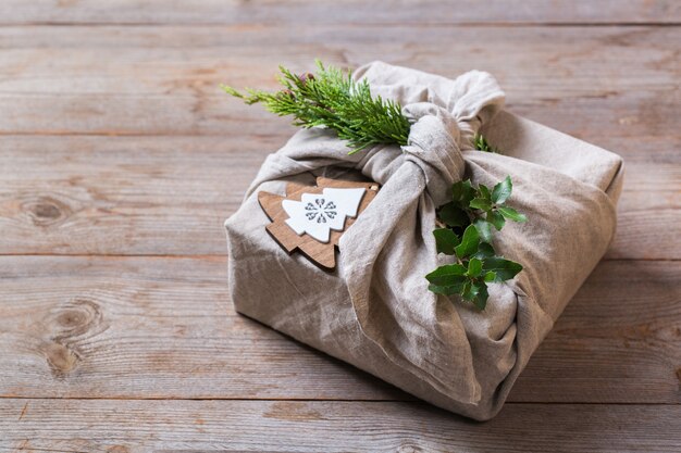 Zero rifiuti concetto di natale scatola regalo fatta a mano stile furoshiki