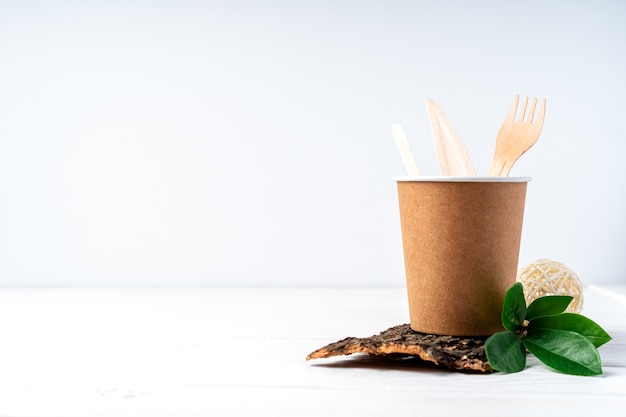 Zero rifiuti eco-friendly naturale organico senza plastica concetto mestiere carta tazza da caffè foglie verdi