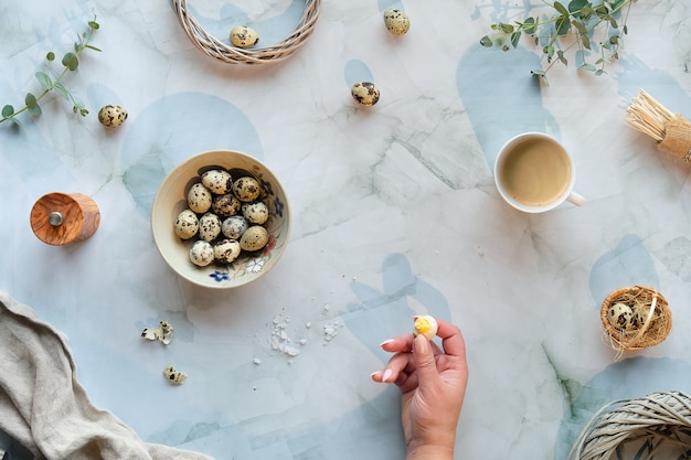 Zero rifiuti Pasqua sfondo sulla tavola di marmo. Uova di Pasqua di quaglia e decorazioni naturali primaverili, ramoscelli ed eucalipto.