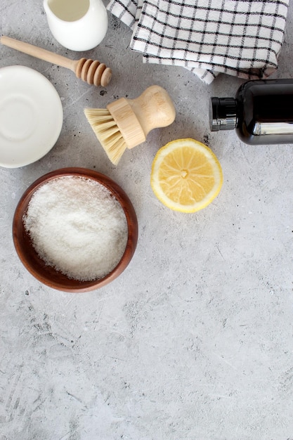 Zero sprechi concetto di stile di vita sostenibile piatto laici naturale eco bambù spazzolino da denti sapone di cocco detergente fatto a mano cristallo deodorante luffa bastoncini auricolari di bambù foglie verdi