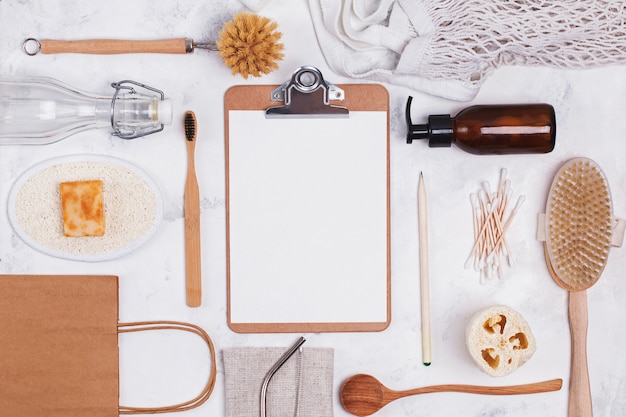 Zero sprechi di plastica strumenti e oggetti gratuiti su sfondo bianco