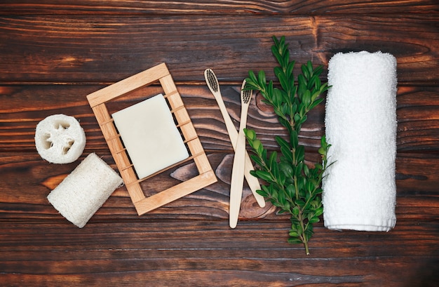 Zero sprechi. Spazzolino da denti in bambù eco naturale, sapone di cocco, shampoo solido