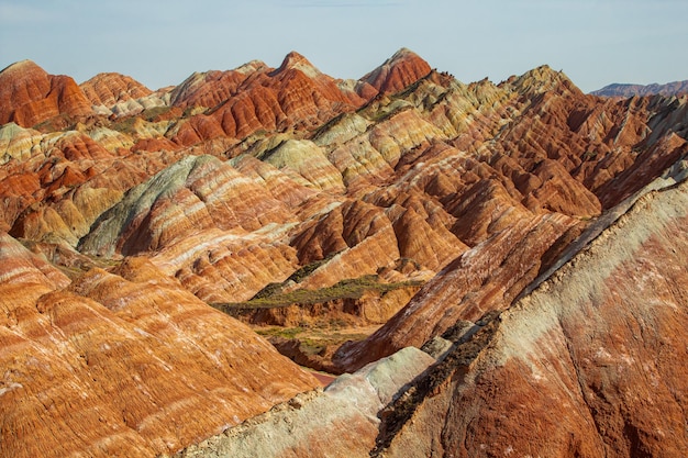 Zhangye Danxia National Geopark Provincia di Gansu Cina rocce colorate insolite arenaria strati di erosione di strisce rosse gialle e arancioni