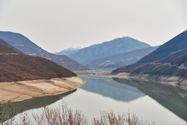 Zhinvali serbatoio nelle montagne della Georgia. Acqua azzurra su uno sfondo di montagne.