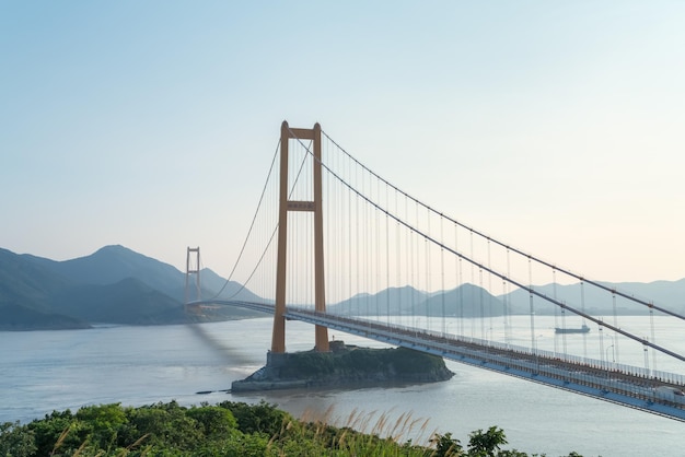 Zhoushan ponte sospeso sul mare il testo cinese sulla torre del ponte è ponte xihoumen