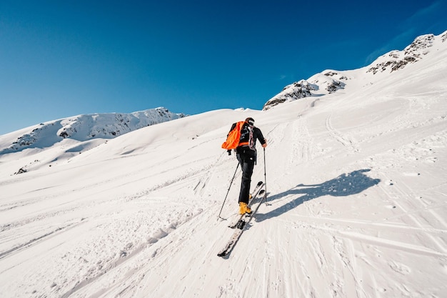 Ziarska dolina slovacchia 1022022 Alpinista sci di fondo passeggiate sci alpinista in montagna Sci alpinismo nel paesaggio alpino con alberi innevati Avventura sport invernali