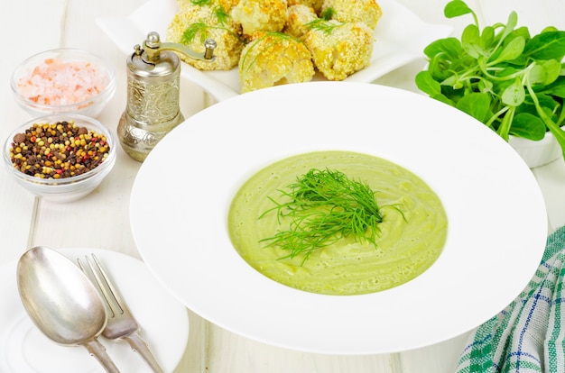 Zolla bianca con minestra crema di verdure verdi, piatto di dieta sana.