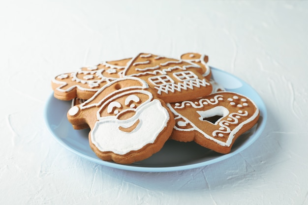 Zolla con i biscotti di natale su bianco, spazio per testo. Avvicinamento