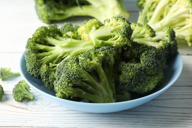 Zolla con i broccoli su superficie di legno. Cibo salutare